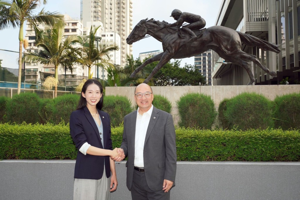 香港赛马会公司事务执行总监、前香港政制及内地事务局局长谭志源(右)与江旻憓合照。谭志源FB图片