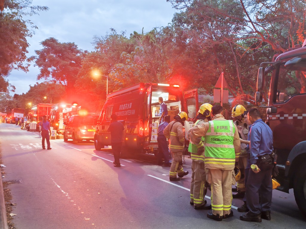 消防處出動超過400名消防及救護人員參與撲救。徐裕民攝 消防處出動超過400名消防及救護人員參與撲救。徐裕民攝