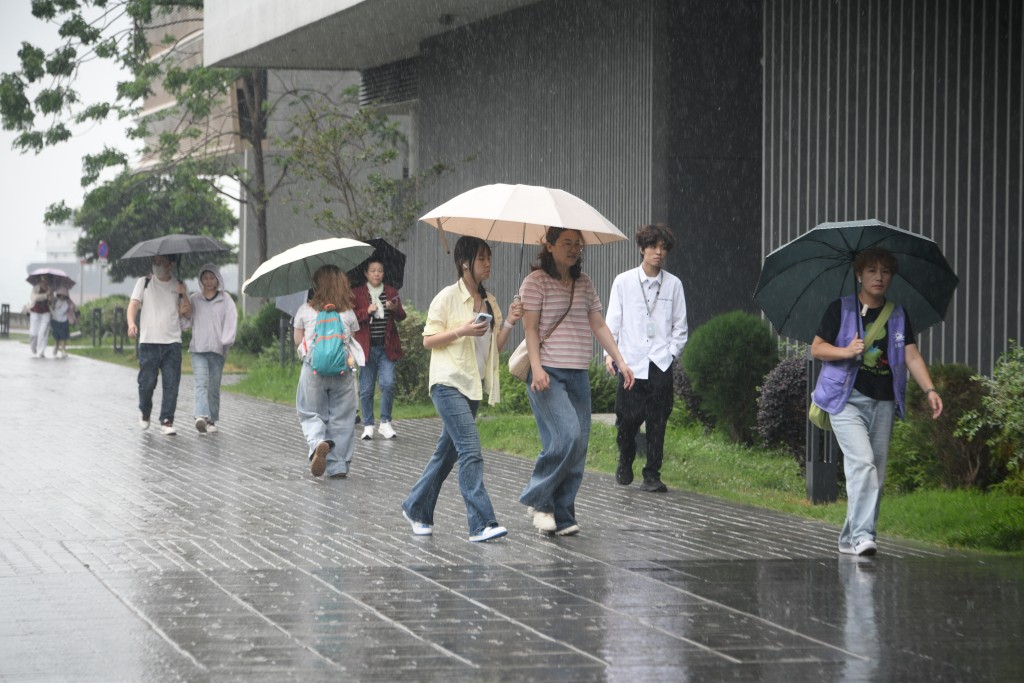 天文台今早(23日)發出特別天氣提示,指一道冷鋒會在未來數小時橫過廣東沿岸。 天文台今早(23日)發出特別天氣提示,指一道冷鋒會在未來數小時橫過廣東沿岸。