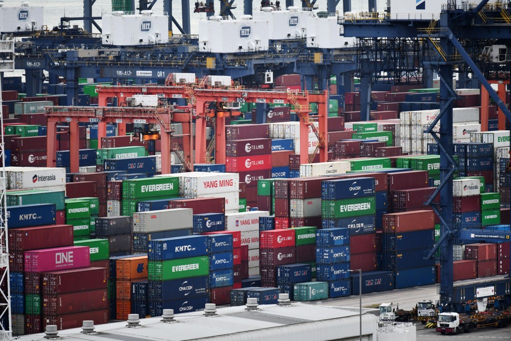 二零二五年十一月份與二零二四年同月比較，輸往亞洲的整體出口貨值上升17.1%。