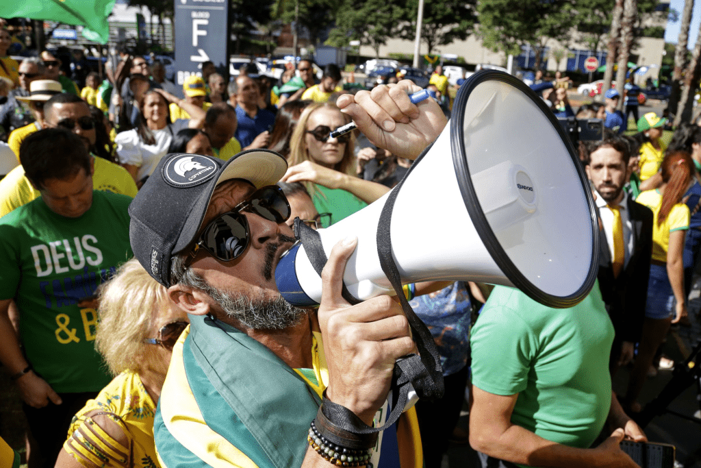 博索纳罗（Jair Bolsonaro）支持者在自由党总部外聚集，用大声公叫口号。 美联社