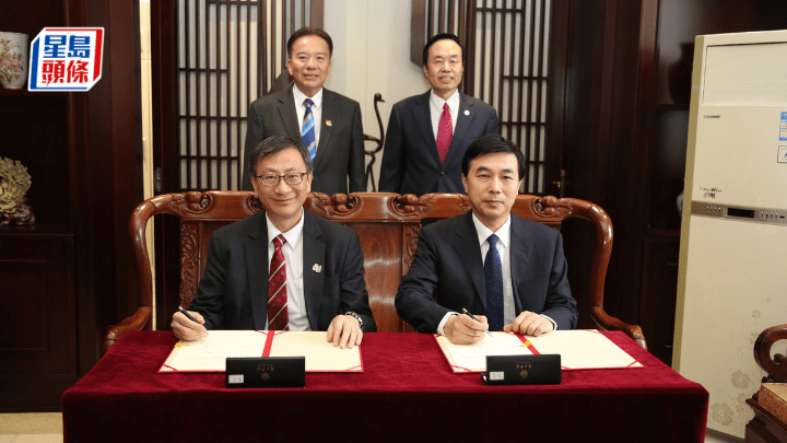 教大校長李子建（前左）與外院院長王帆（前右）簽署合作備忘錄，教大校董會主席黃友嘉博士（後左）與外院書記、大使王世廷（後右）見證。 教大提供