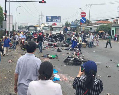 一輛貨櫃車失控連續撞擊21輛電單車,造成4人死亡和18人受傷。網上圖片