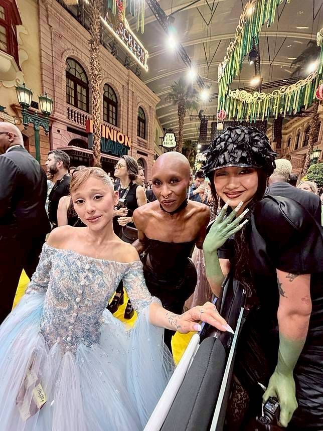 Marf亦成功與Ariana及Cynthia合照。