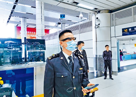 深圳海关在深圳湾口岸试用5G智能眼镜。