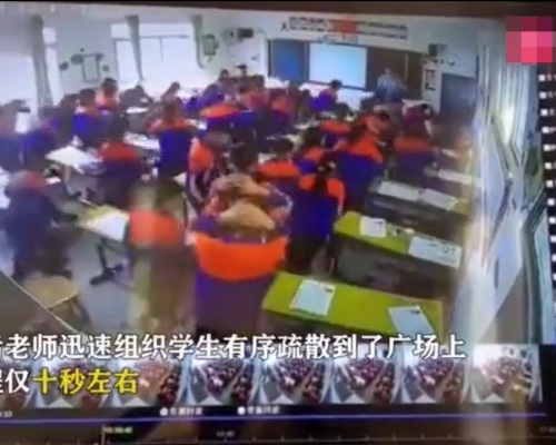 近百名高考生地震后抱头跑出试场。 影片截图