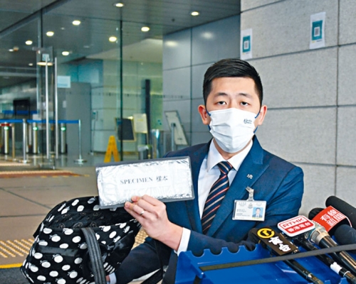 ■高級督察廖秉科指毒品被收藏在手袋底部暗格。