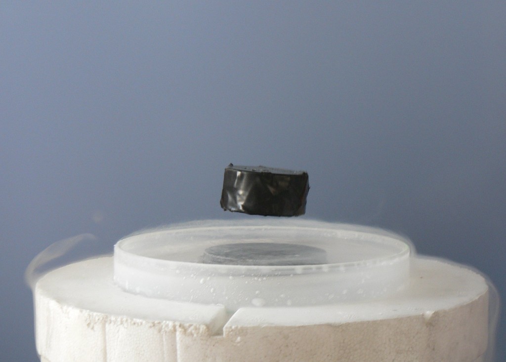 超導體邁斯納效應，由液態氮冷卻的超導體把磁石懸浮起來。 Wiki