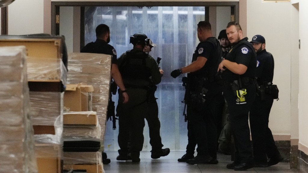國會警察搜查德克森參議院辦公室地庫。 美聯社