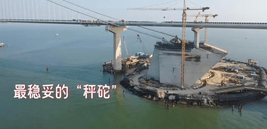 伶仃洋大桥的两个大锚碇，每一个秤砣的底座有17个篮球场那么大，一个秤砣就将近100万吨，起承受拉力，稳定大桥的作用。 央视截图