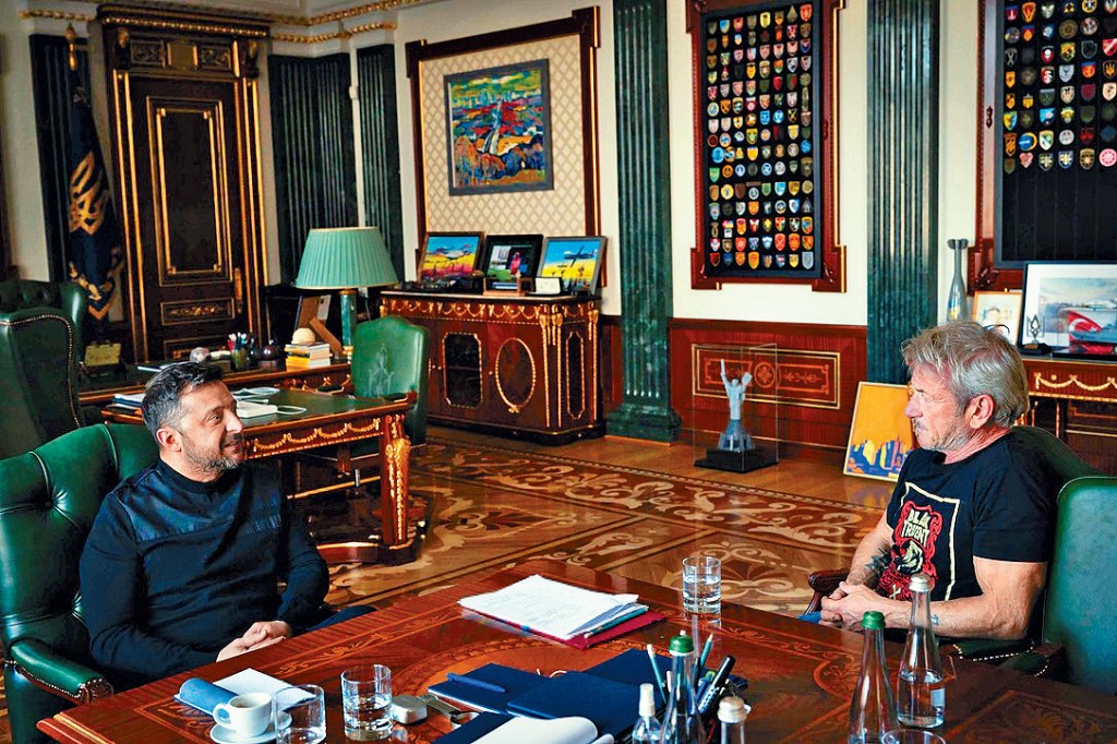 澤連斯基（左）昨日在網上公開與辛潘見面的照片。