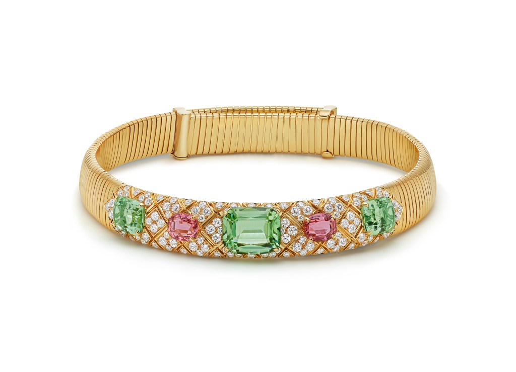 Tubogas Green Leaf 頸鏈在黃金網狀結構 上,鑲嵌3顆枕形切割 綠碧璽(共重38.50卡) 與兩顆鮮明粉紅碧璽 (共重9.12卡)。 Tubogas Green Leaf 頸鏈在黃金網狀結構 上,鑲嵌3顆枕形切割 綠碧璽(共重38.50卡) 與兩顆鮮明粉紅碧璽 (共重9.12卡)。