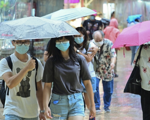 天文台指顯著降雨概率為中至高時，表示當日的雨勢有機會較大，若需要外出的話可帶備雨具，並會為較大的雨作準備。資料圖片