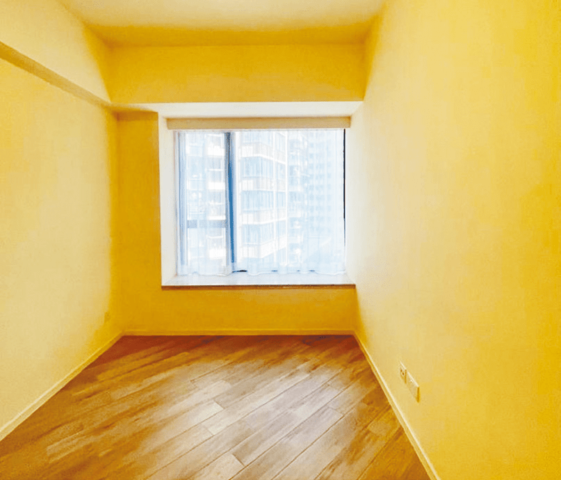 此房間漆上鵝黃色，感覺溫馨舒適。