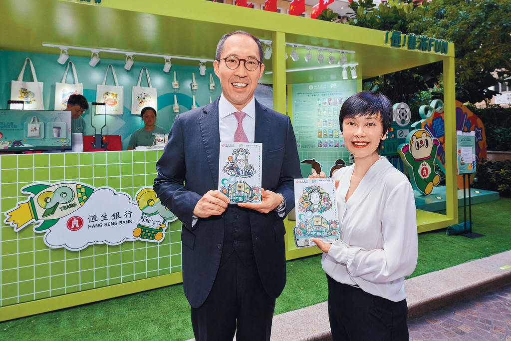 ■本地藝術家會在周末期間為大家提供人像速繪，恒生銀行執行董事兼行政總裁施穎茵（右）及信和集團副主席黃永光（左）率先體驗本地藝術創作。
