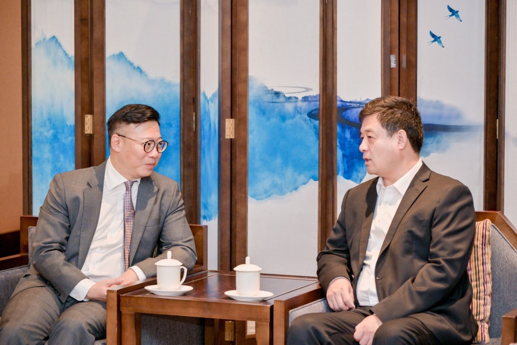 律政司副司長張國鈞（左）今日（九月二十一日）與海南省副省長蔡朝暉（右）會面。政府新聞處