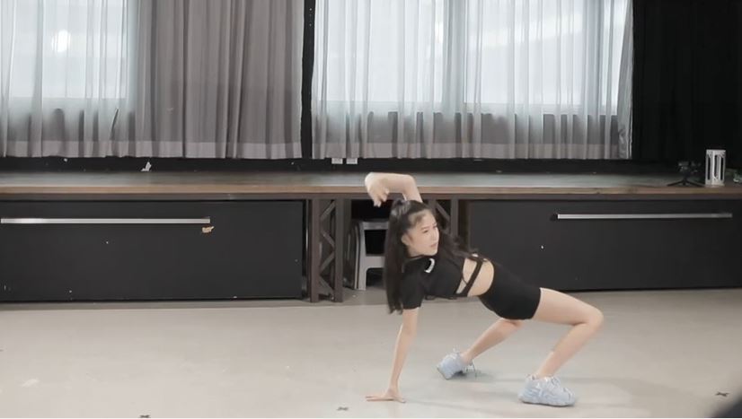 12歲孖女參賽者唱跳出色。