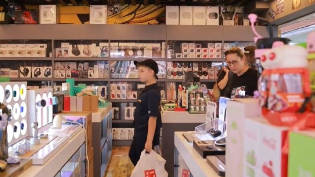 去年來華遊客逾1.5億人次，手機無人機VR眼鏡等成「特產」。中新網