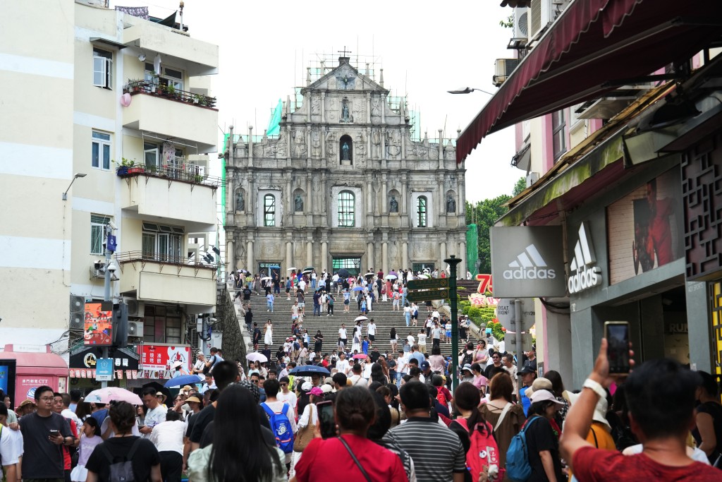 按照《中华人民共和国澳门特别行政区基本法》有关规定，根据澳门特别行政区行政长官岑浩辉的建议，国务院决定免去戴建业的经济财政司司长职务。资料图片