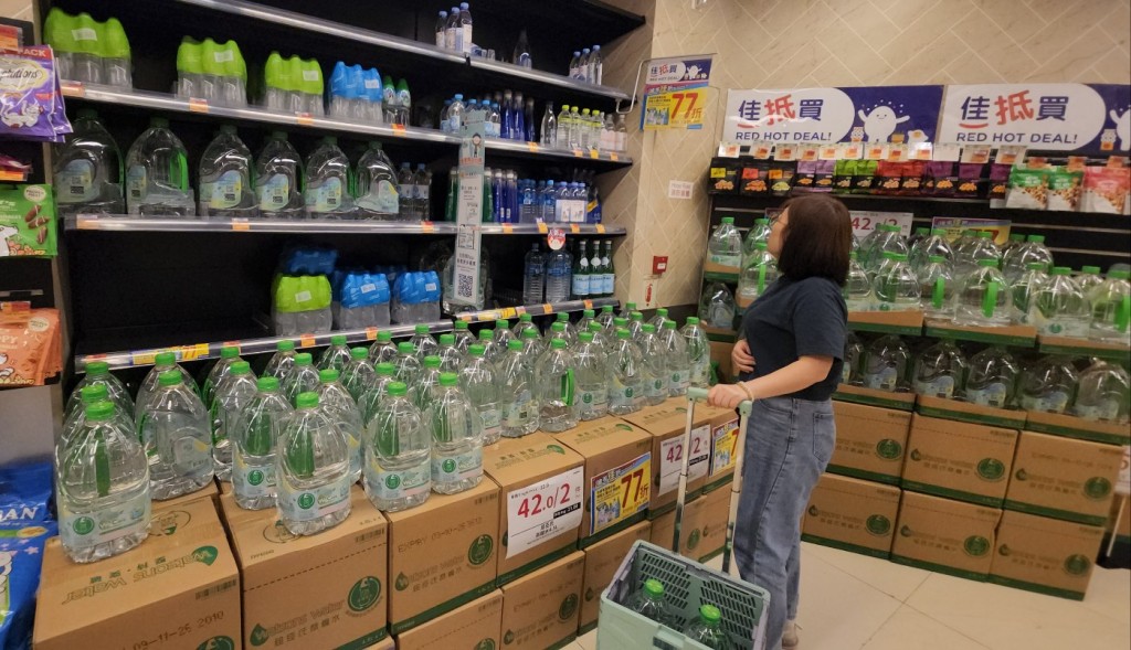 邨內超市已堆滿一箱箱飲用水,以應付居民早前搶購潮。黃文威攝 邨內超市已堆滿一箱箱飲用水,以應付居民早前搶購潮。黃文威攝