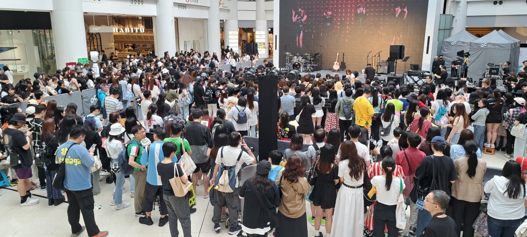 现场吸引大批歌迷到场支持。