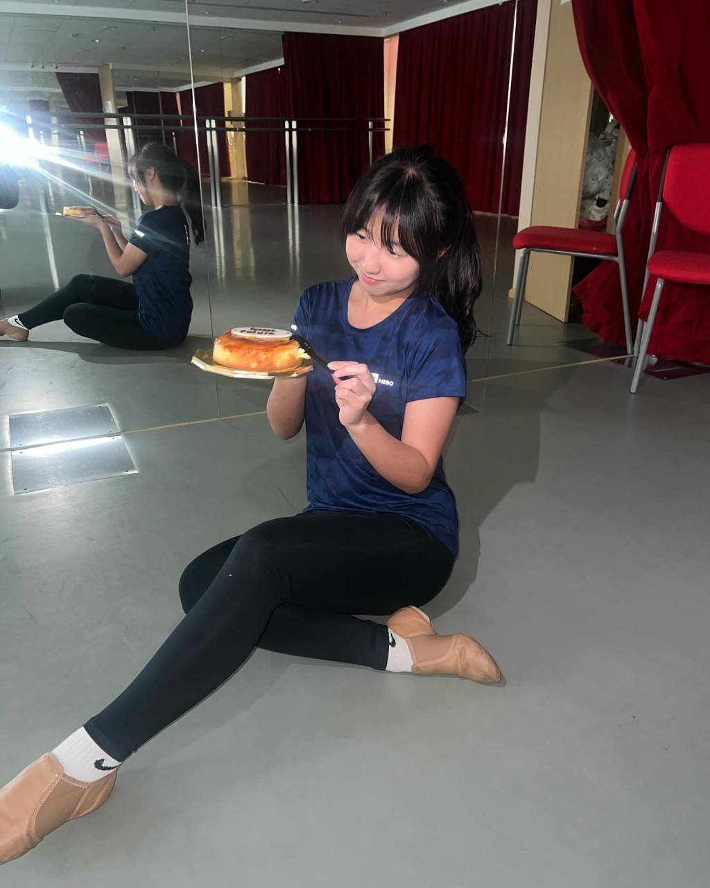 跳芭蕾的同學送上美味蛋糕給楊鎧凝道別。