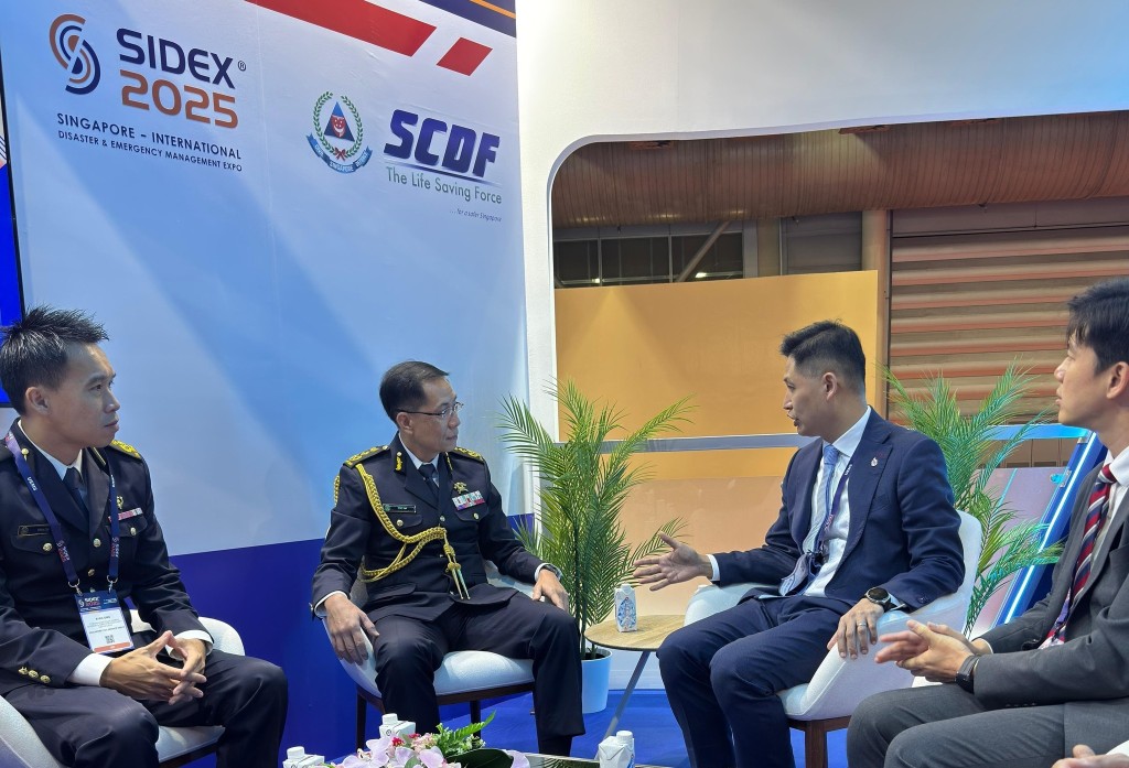 消防處處長楊恩健(右）與新加坡民防部隊總監葉偉德（左）會面交流。香港消防處fb圖片