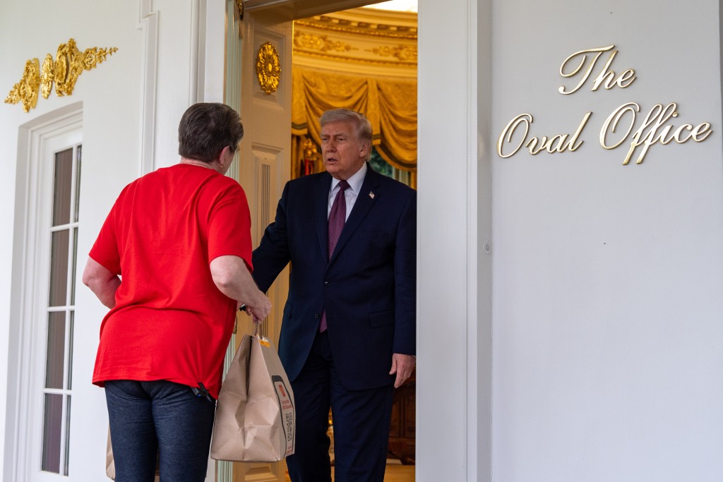 特朗普親自接收外賣。美聯社