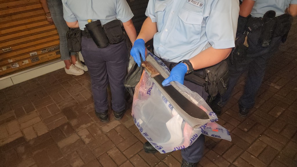警員搜出牛肉刀。