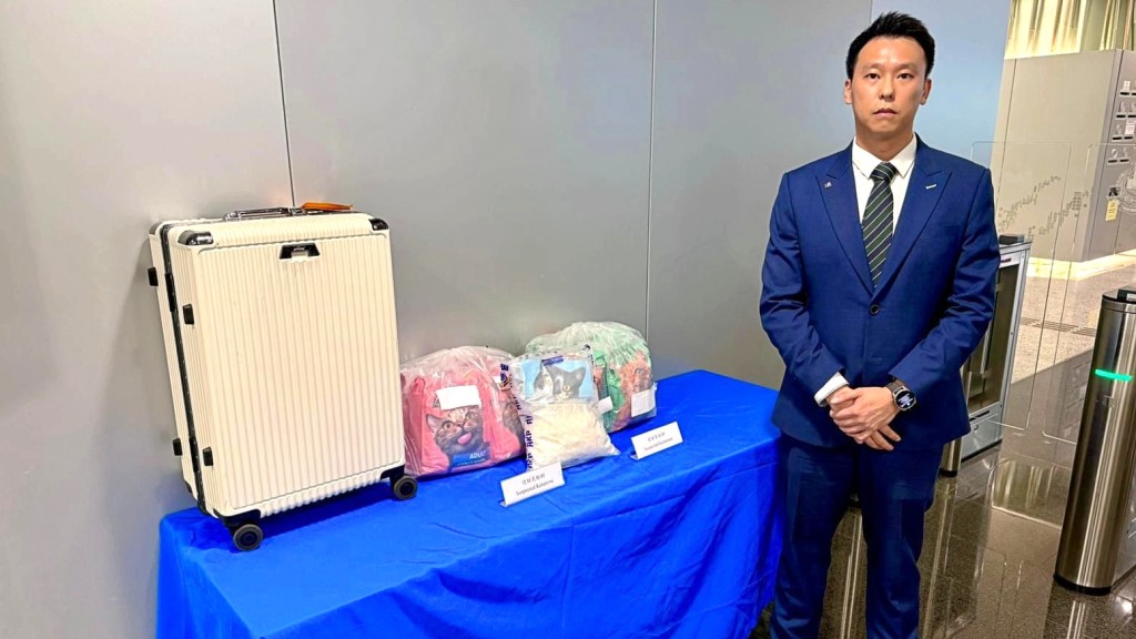 警方在香港國際機場以「販運危險藥物」罪拘捕一名30歲外籍男子。