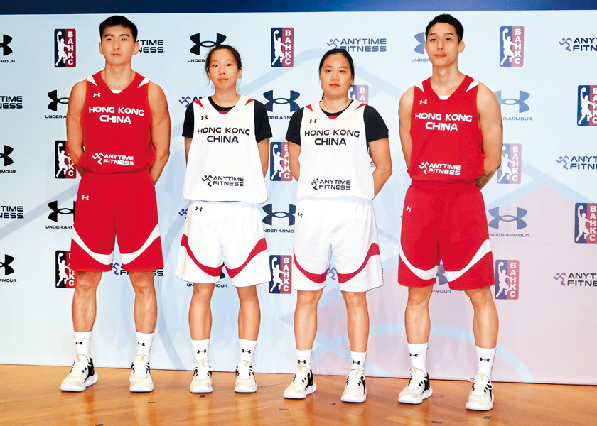 香港女子篮球队成员陈欣汶(右二)穿上新球衣代表香港出赛。