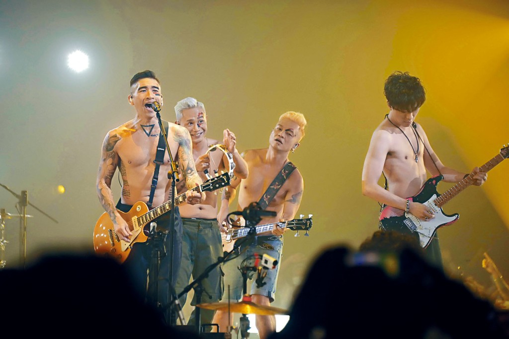 KOLOR四子在尾場唱得興起，更齊齊剝衫晒肌。