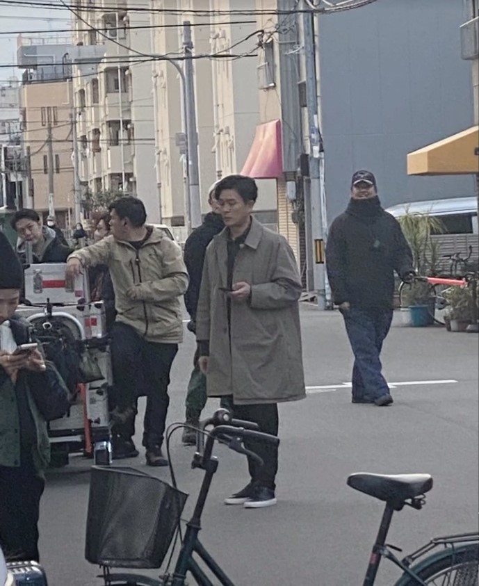 黄宗泽在日本街头拍摄。