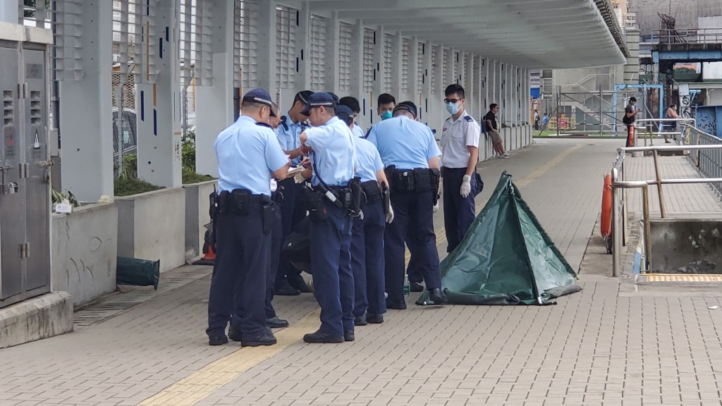 警方用帐篷覆盖遗体进行调查。蔡楚辉摄