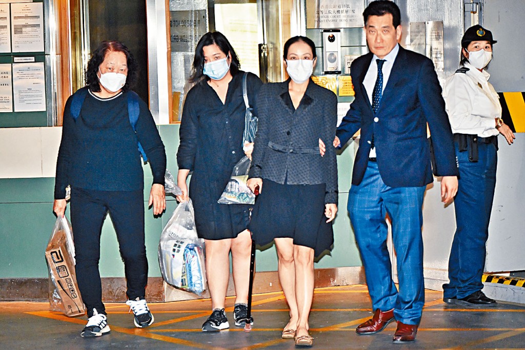 女西醫關孝孜獲准以現金10萬元保釋外出。