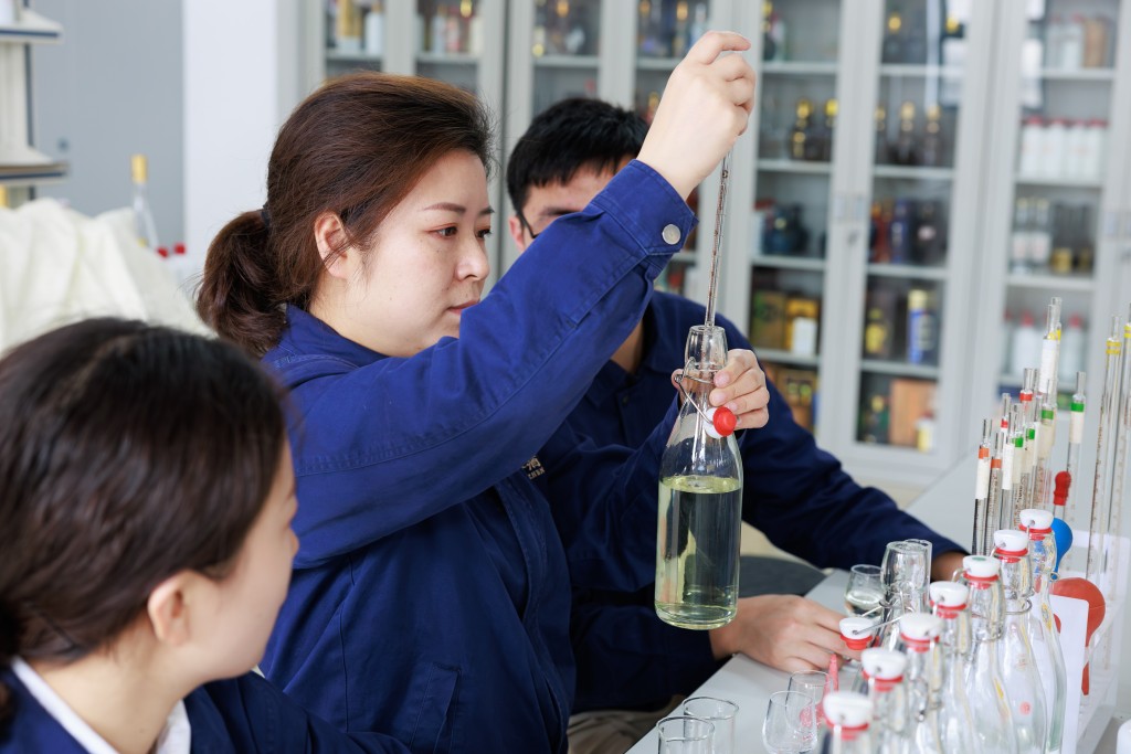 茅台在貴州的珍酒廠區勾調室。新華社