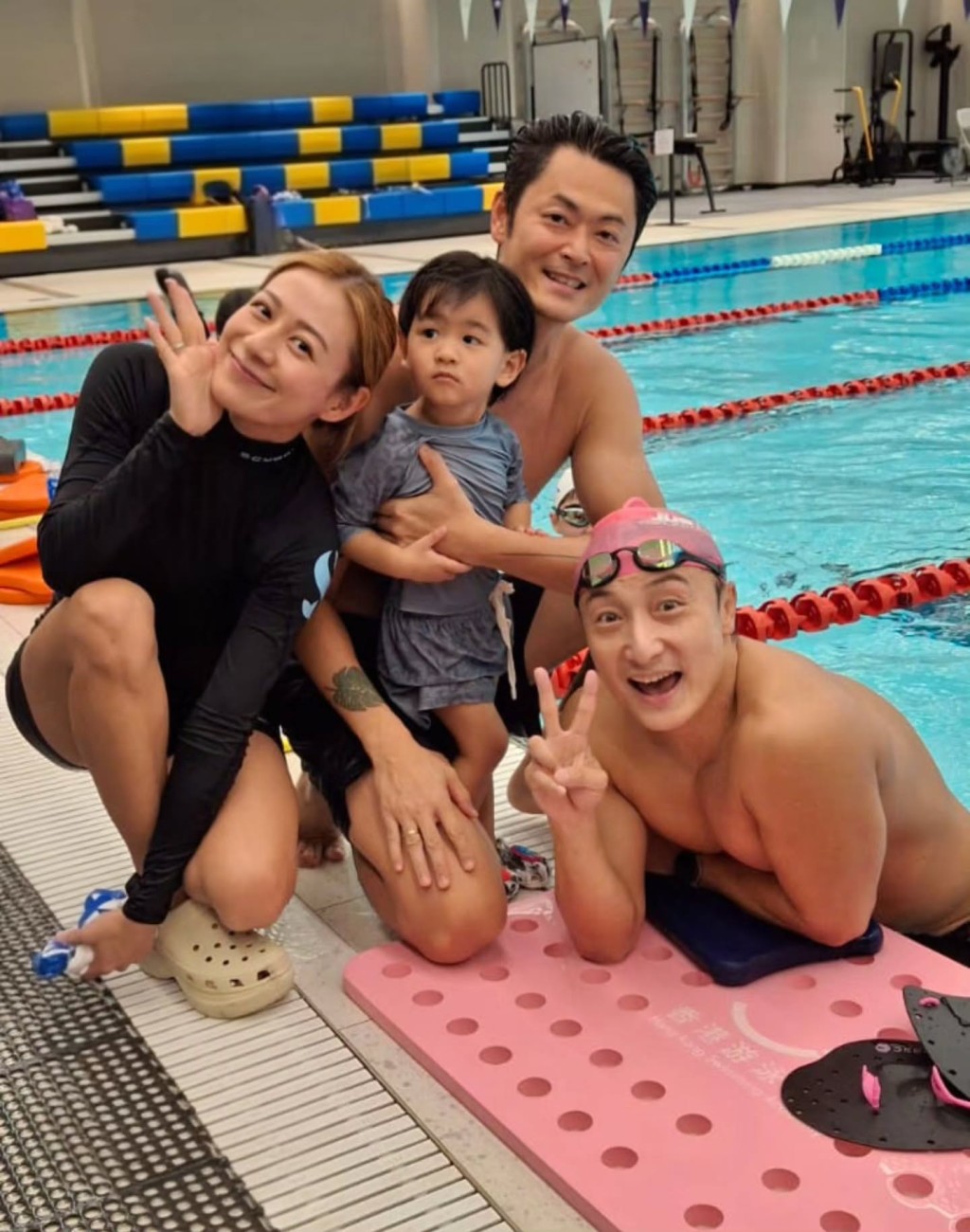 雖然爸爸Oscar緊張兒子,但跟可靠的專業教練如前港隊代表方力申就會安心讓兒子學游水。(圖片來源:Threads@siupongoscar) 雖然爸爸Oscar緊張兒子,但跟可靠的專業教練如前港隊代表方力申就會安心讓兒子學游水。(圖片來源:Threads@siupongoscar)