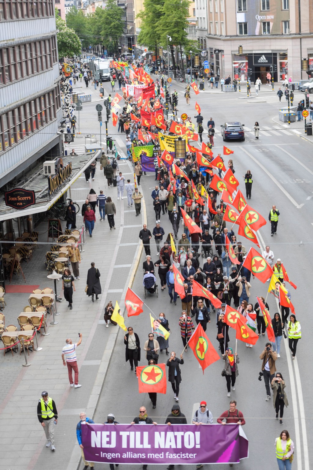 斯德哥爾摩有過百群眾集會，支援土爾其庫爾德工人黨，並反對瑞典即將加入北約。  路透社