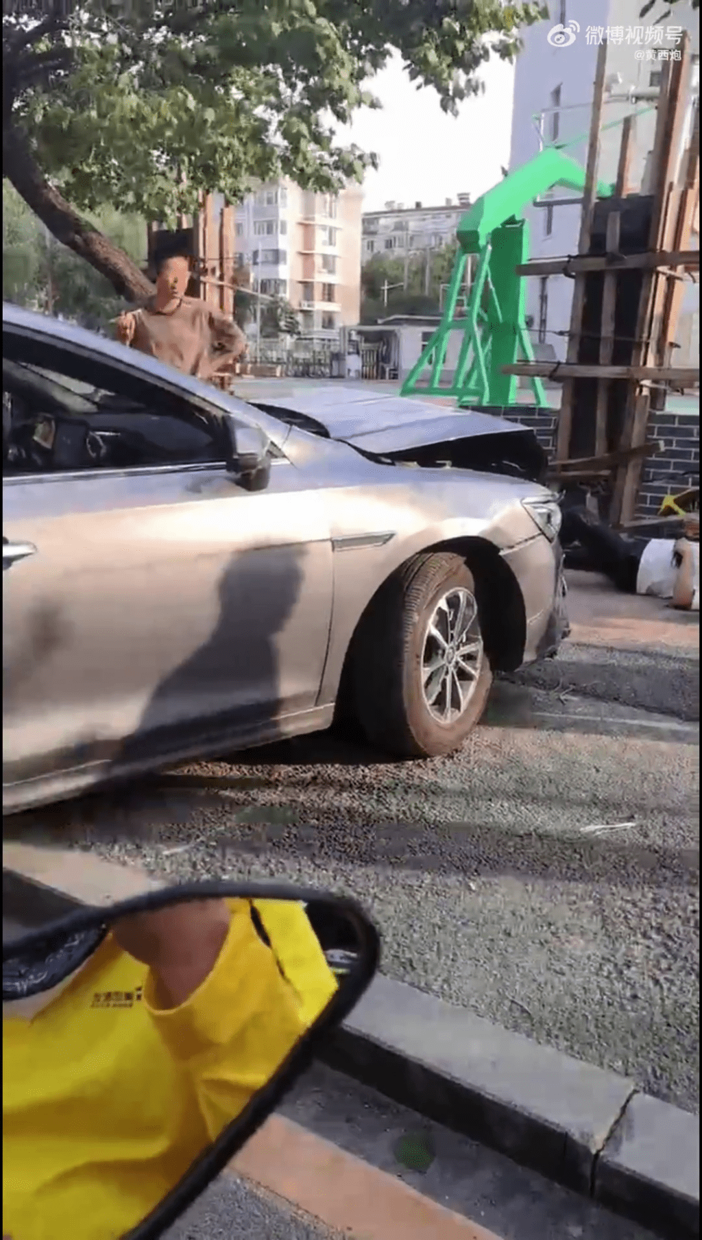單車男被撞倒地,撞人司機才19歲。 單車男被撞倒地,撞人司機才19歲。