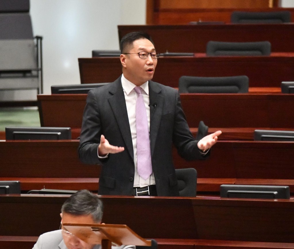 民主派议员质问李家超。