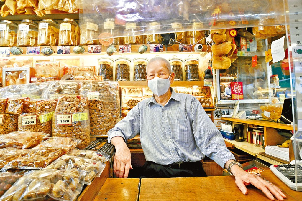 金城海味店主林伯慨歎,小市民只能服從重建決定。