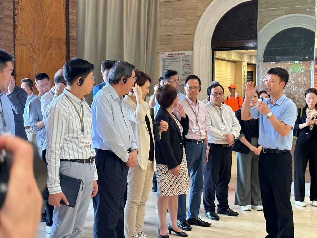 考察團最後一站來到陳嘉庚紀念館，了解這位著名華僑領袖對中國教育事業的貢獻。常彧璠攝