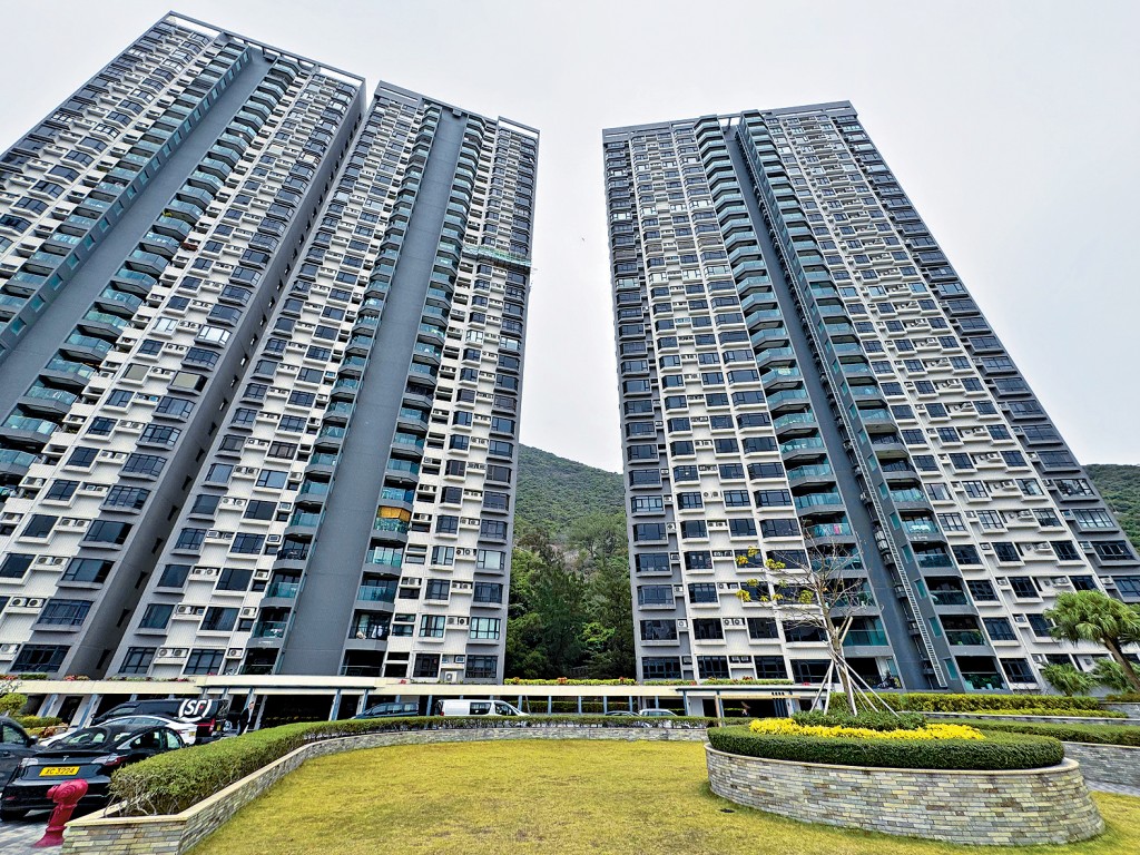 華景園一個中層單位，最新以7000萬易手，呎價約28101元。