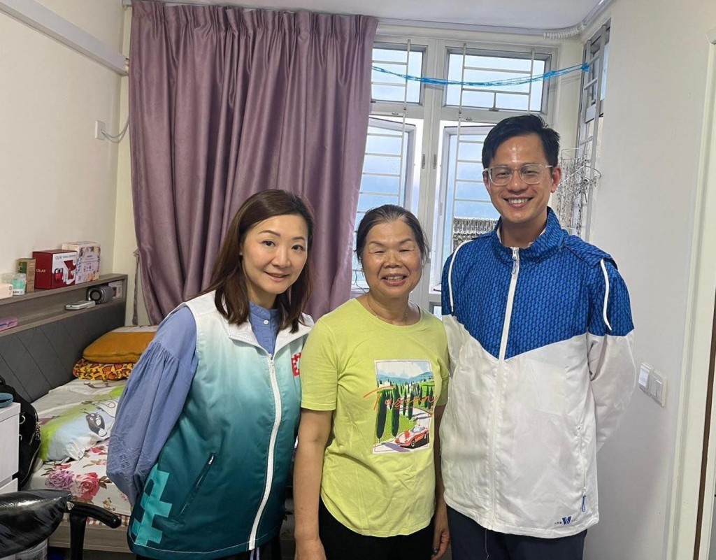 水務署及房屋署人員上門與居民接觸。水務署FB 水務署及房屋署人員上門與居民接觸。水務署FB