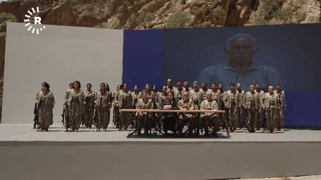 庫爾德工人黨武裝人員在伊拉克北部一處山洞前焚毀武器。 美聯社 庫爾德工人黨武裝人員在伊拉克北部一處山洞前焚毀武器。 美聯社
