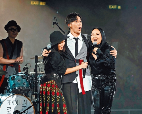 ■主音阿Tim拥着卫兰与卫诗，表情搞笑。