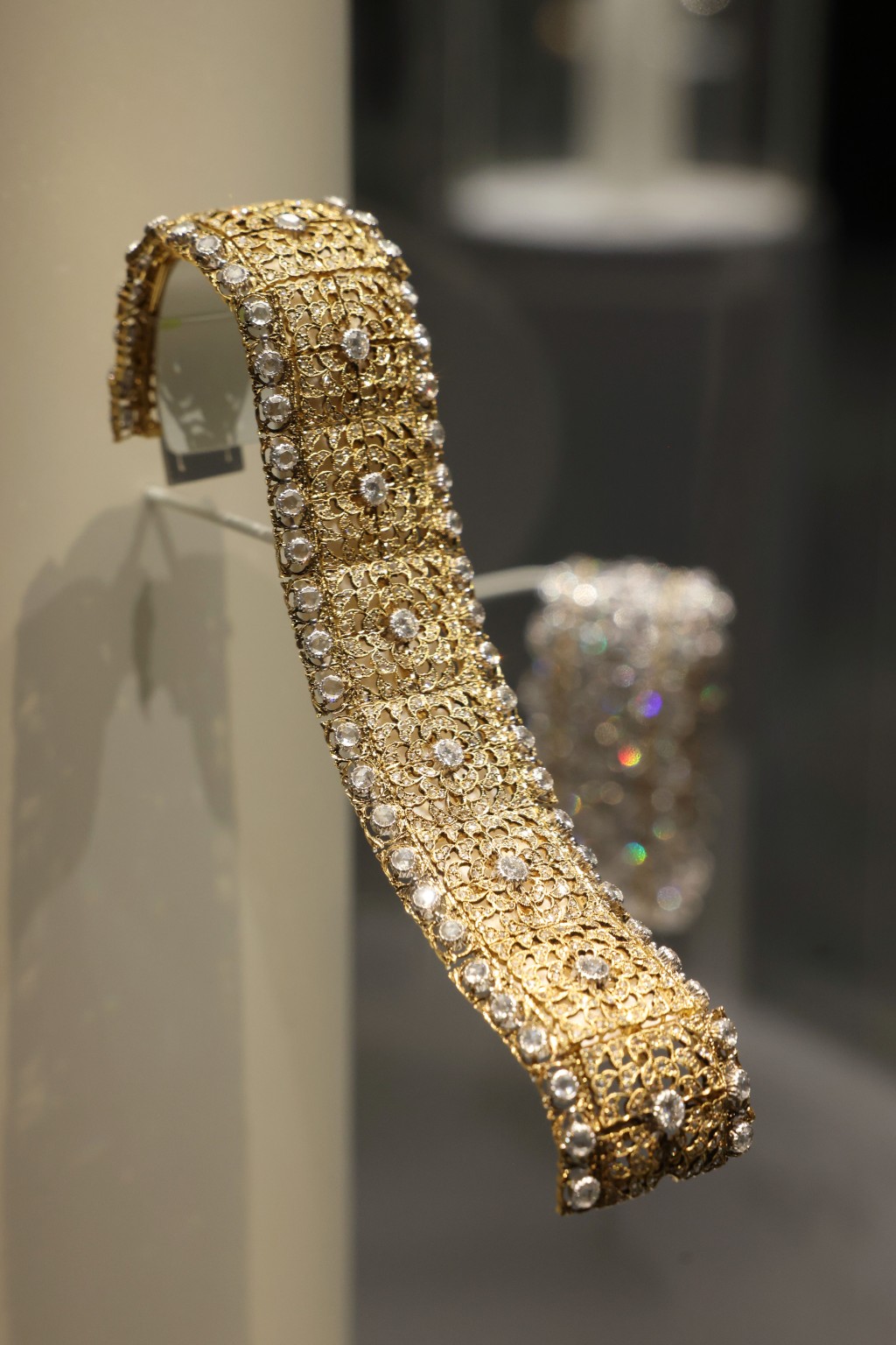 以黄金打造成喱士效果再镶嵌钻石的珠宝作品，凸显Buccellati的标志性风格。