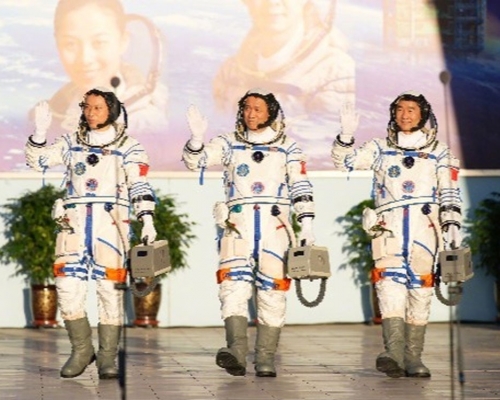 3名神舟十二號太空人手持小箱子引發網民好奇心。