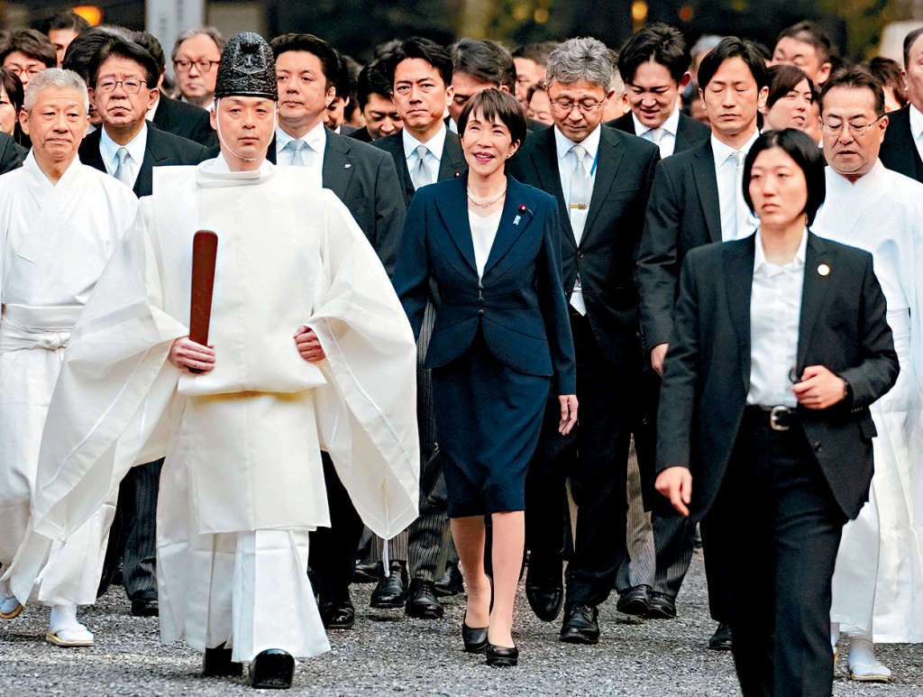 日揆高市早苗(中)月初到中部三重縣伊勢市的伊勢神宮參拜。