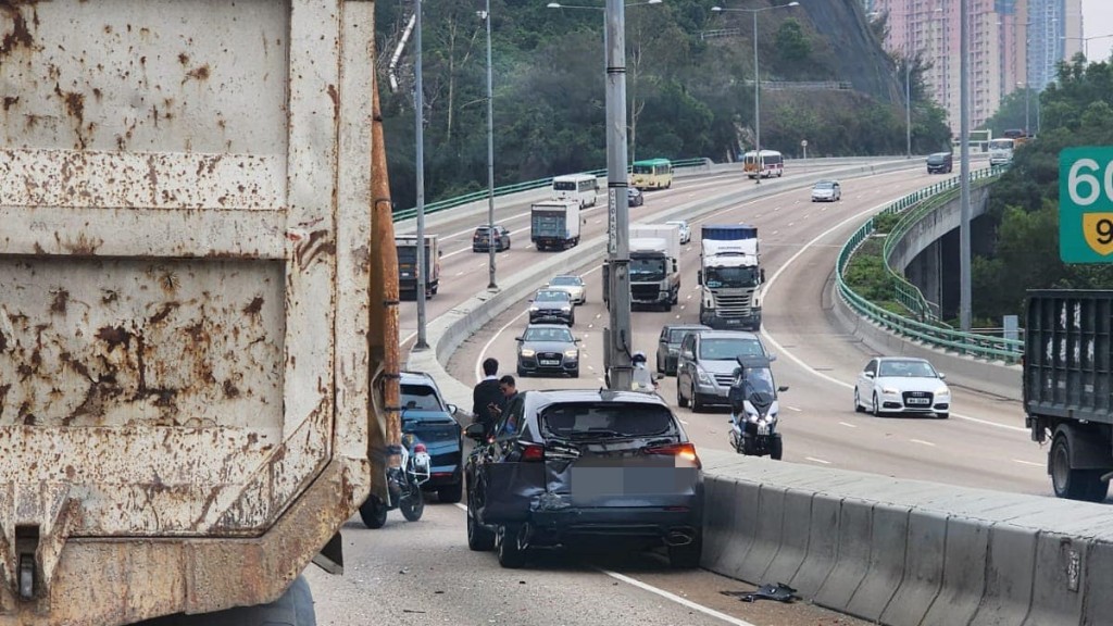 其中一部私家車車尾損毀。網上圖片